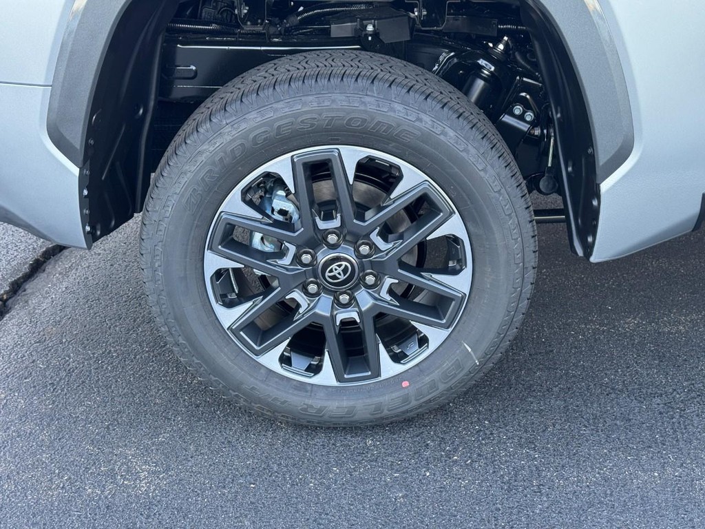 Toyota Tundra 4WD Vehicle Image 3