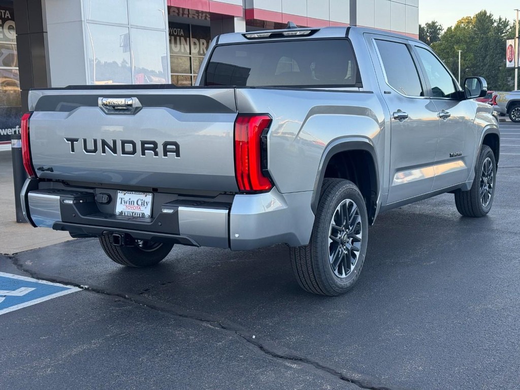 Toyota Tundra 4WD Vehicle Image 4