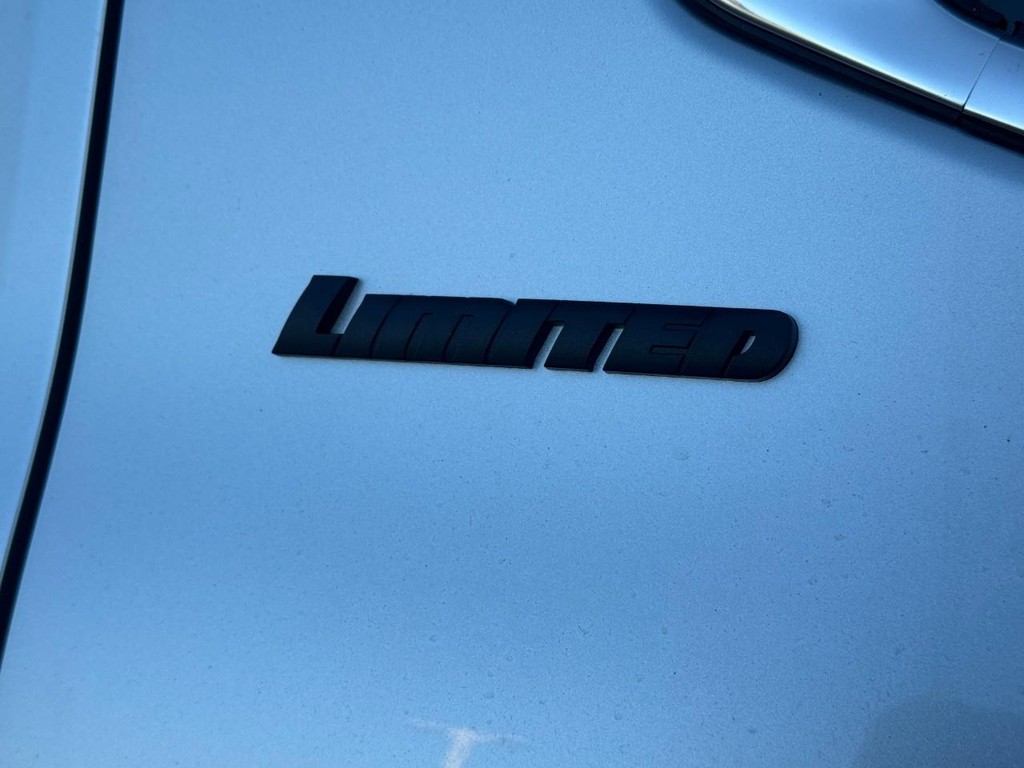 Toyota Tundra 4WD Vehicle Image 5