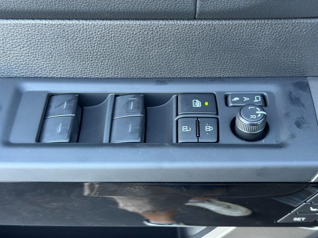 Toyota Tundra 4WD Vehicle Image 11
