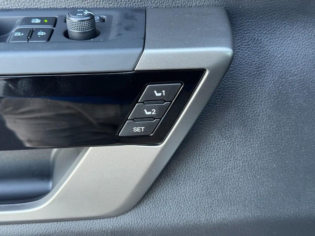 Toyota Tundra 4WD Vehicle Image 12