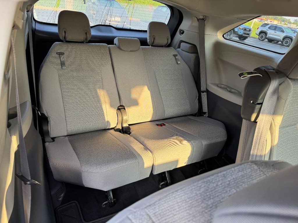 Toyota Sienna Vehicle Image 11