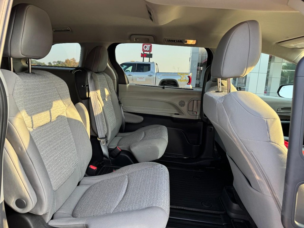 Toyota Sienna Vehicle Image 12