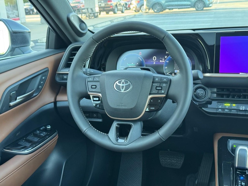 Toyota Crown Signia Vehicle Image 8