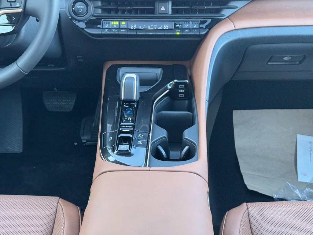 Toyota Crown Signia Vehicle Image 10