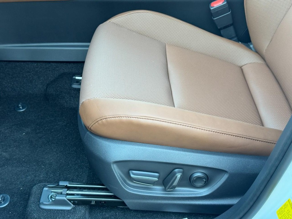 Toyota Crown Signia Vehicle Image 13