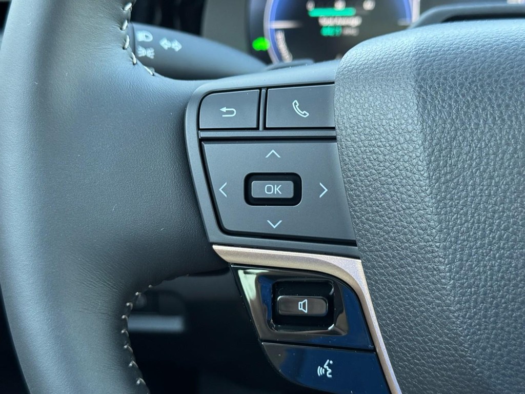 Toyota Crown Signia Vehicle Image 15