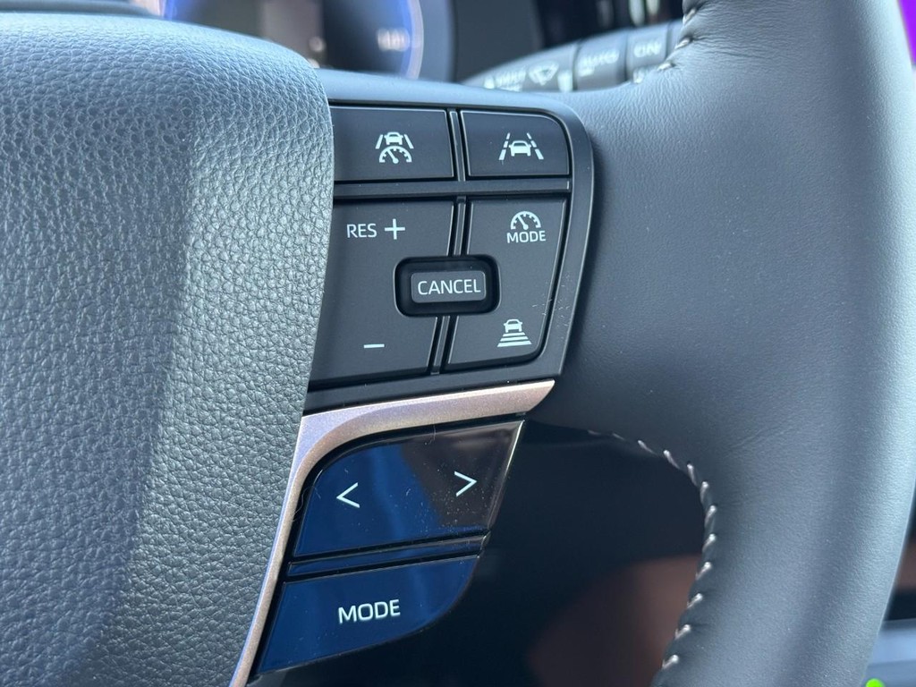 Toyota Crown Signia Vehicle Image 16
