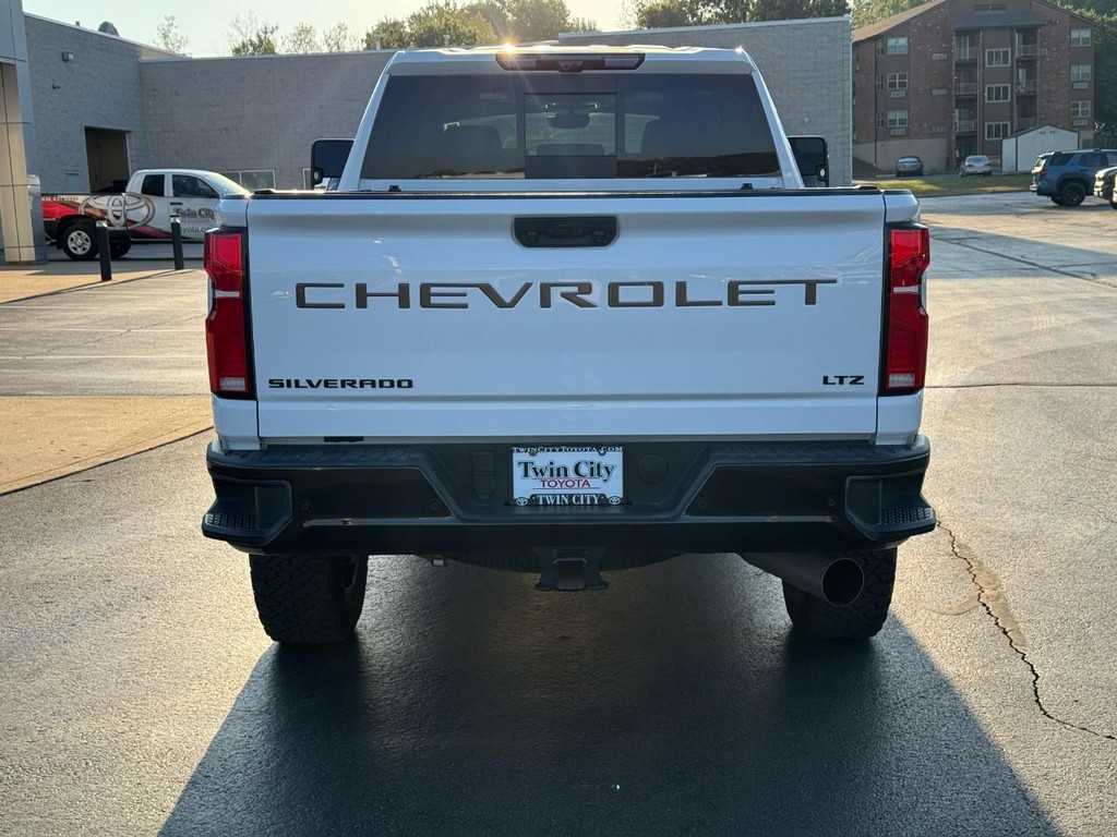 Chevrolet Silverado 2500HD Vehicle Full-screen Gallery Image 04