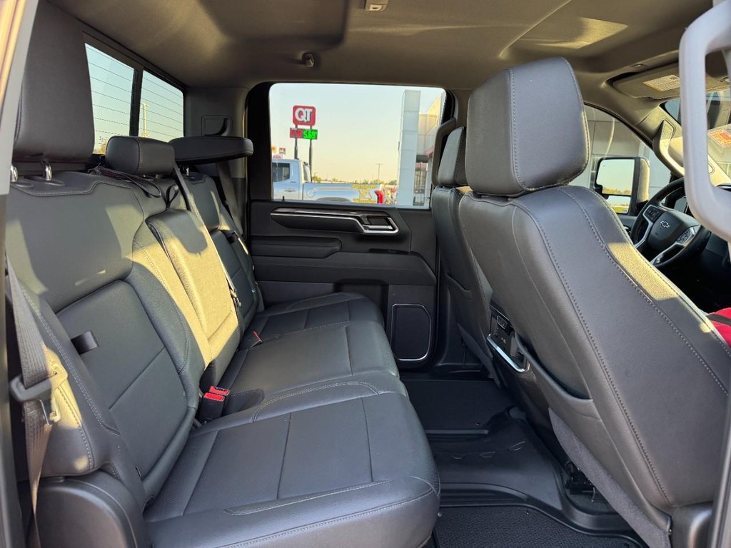 Chevrolet Silverado 2500HD Vehicle Full-screen Gallery Image 12