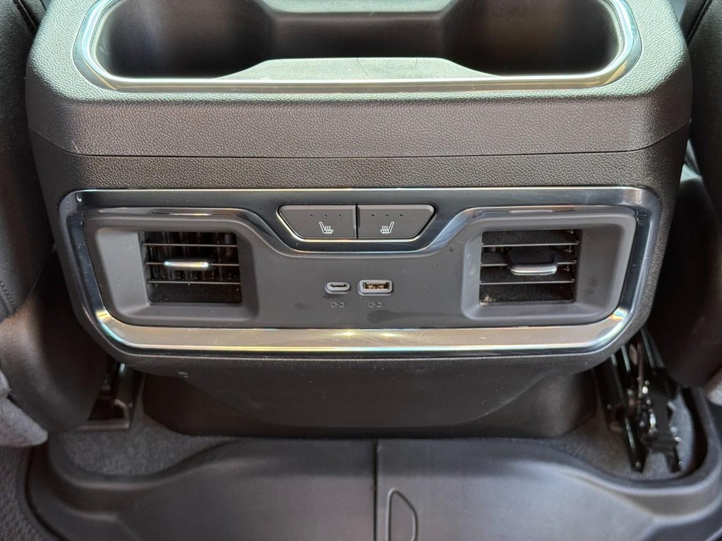 Chevrolet Silverado 2500HD Vehicle Full-screen Gallery Image 13