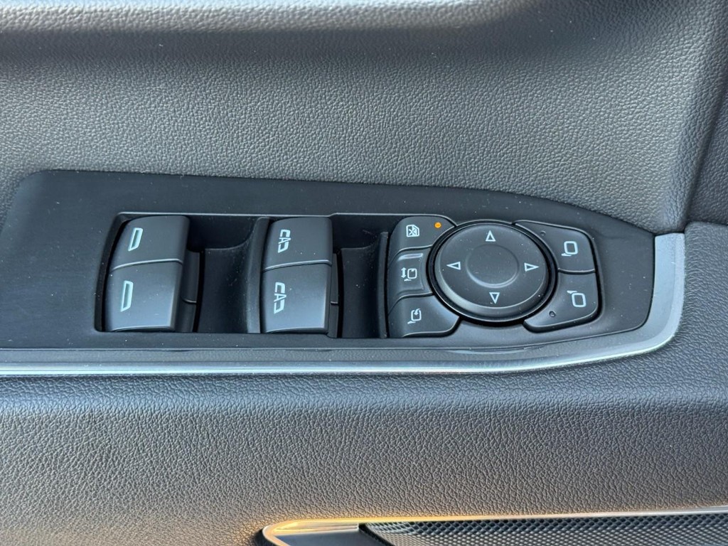 Chevrolet Silverado 2500HD Vehicle Full-screen Gallery Image 18