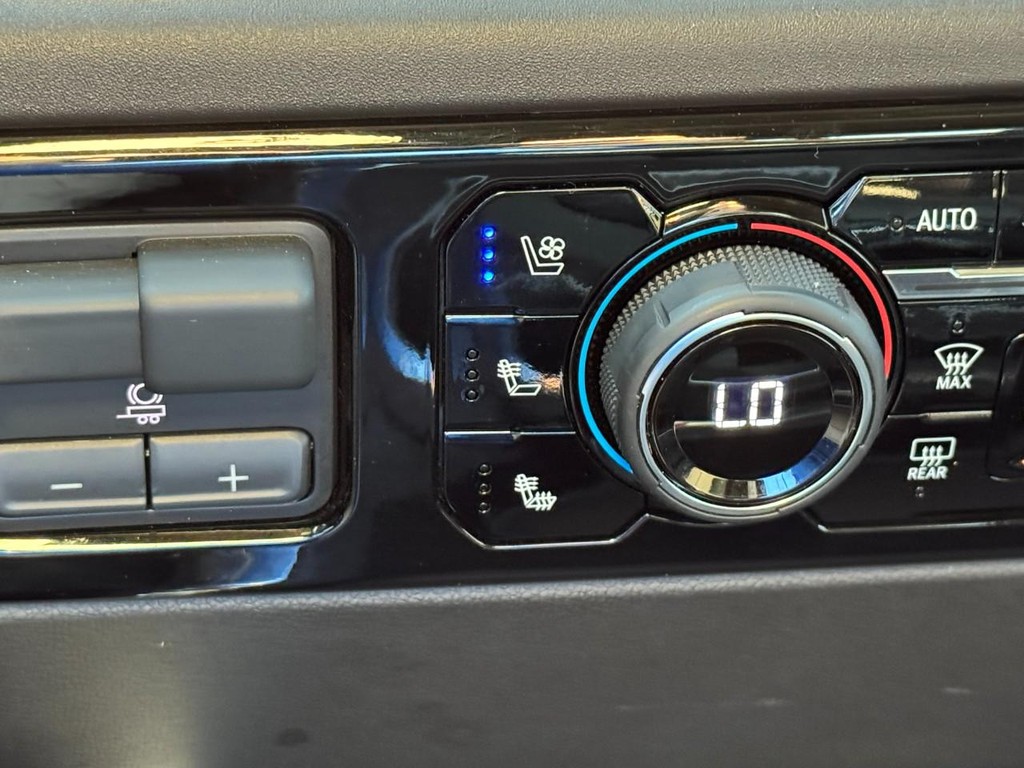 Chevrolet Silverado 2500HD Vehicle Full-screen Gallery Image 27
