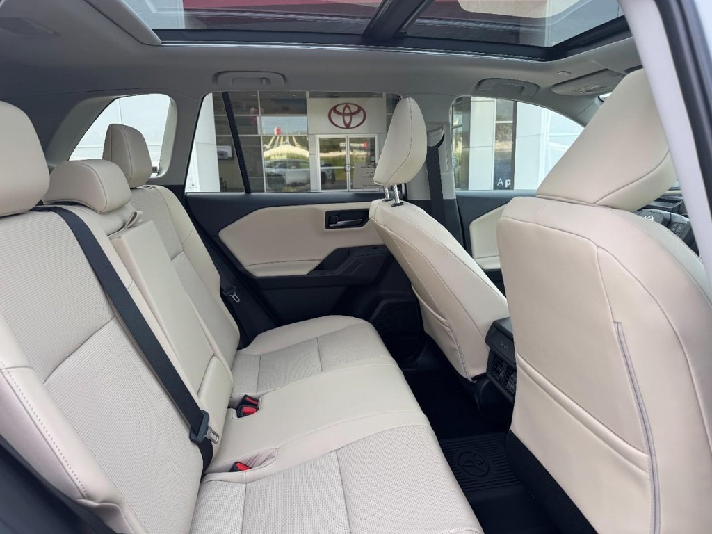 Toyota RAV4 Vehicle Image 6