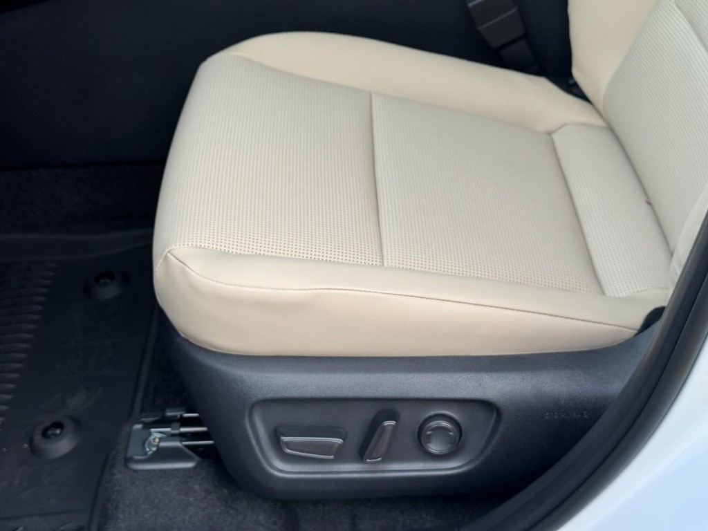 Toyota RAV4 Vehicle Image 13