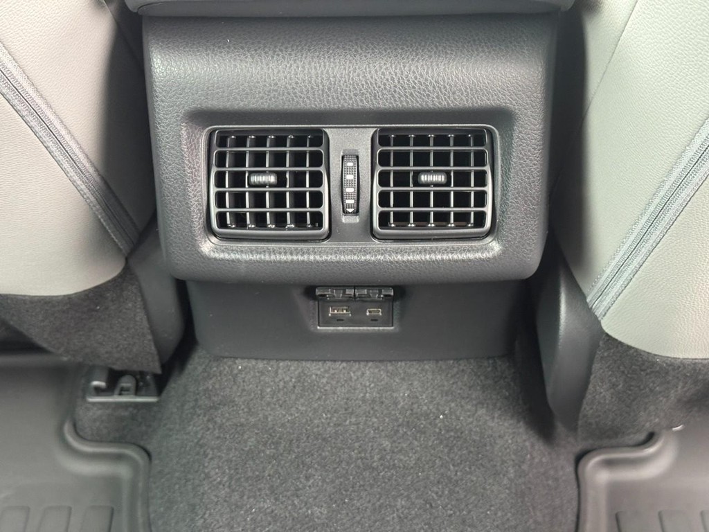 Toyota Camry Vehicle Image 7