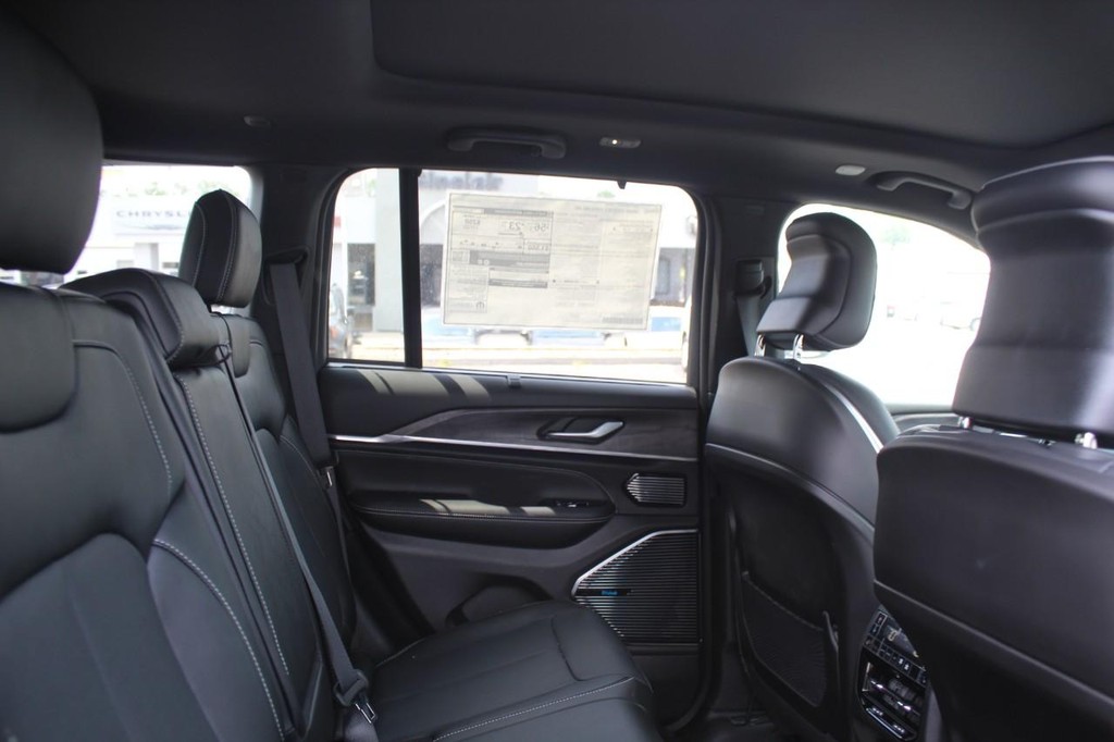 Jeep Grand Cherokee 4xe Vehicle Full-screen Gallery Image 10