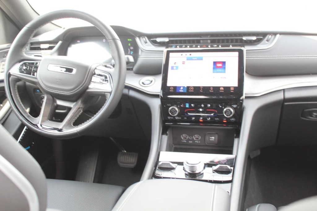 Jeep Grand Cherokee 4xe Vehicle Full-screen Gallery Image 11