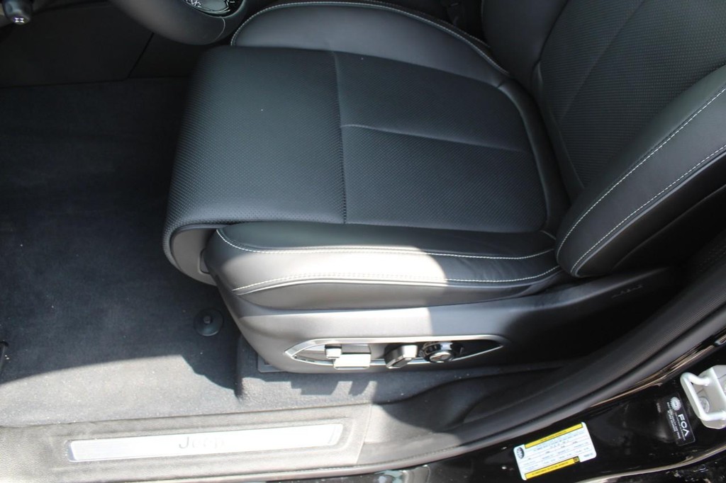 Jeep Grand Cherokee 4xe Vehicle Full-screen Gallery Image 25