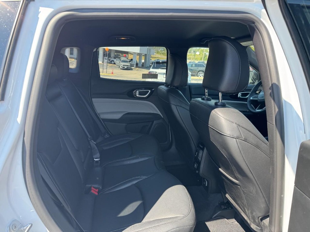 Jeep Compass Vehicle Full-screen Gallery Image 05