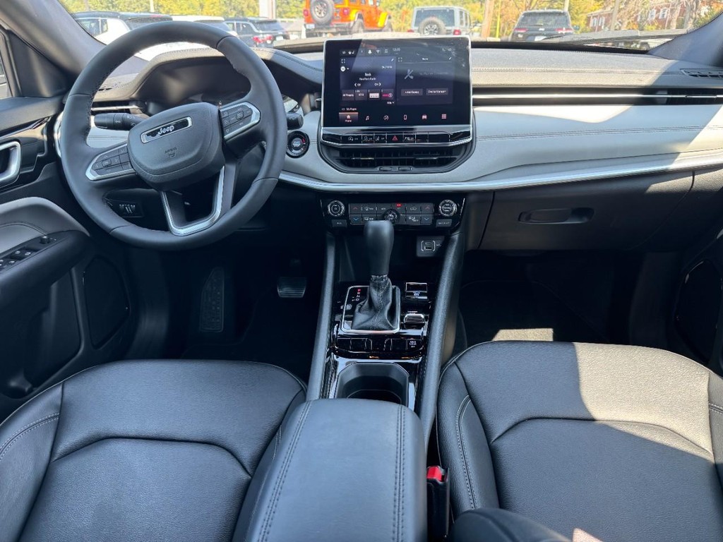 Jeep Compass Vehicle Full-screen Gallery Image 06