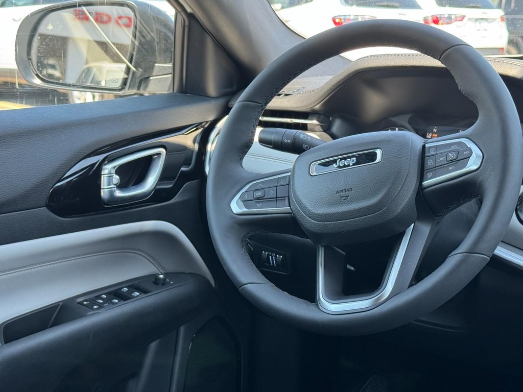 Jeep Compass Vehicle Full-screen Gallery Image 07