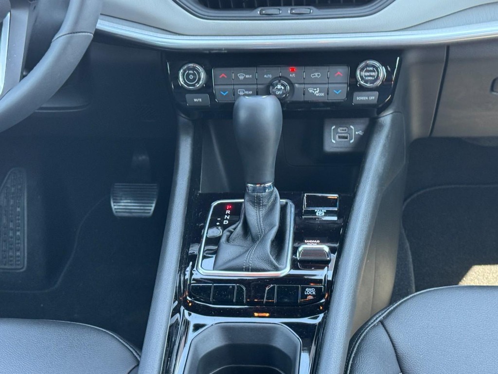 Jeep Compass Vehicle Full-screen Gallery Image 09