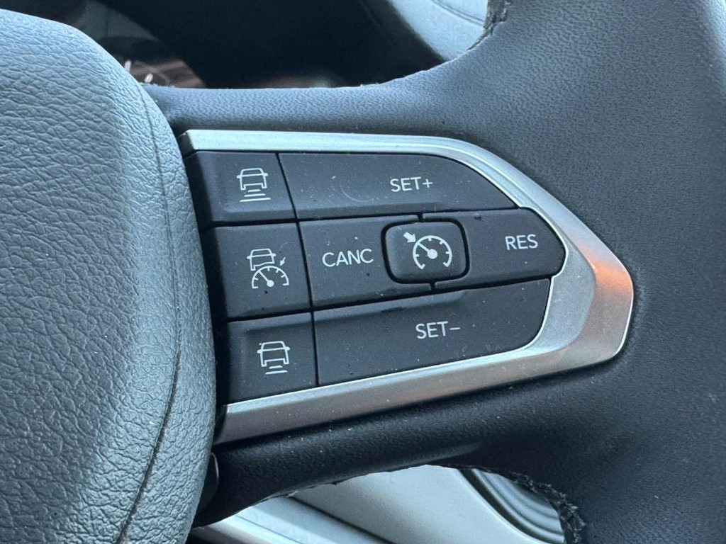 Jeep Compass Vehicle Full-screen Gallery Image 11