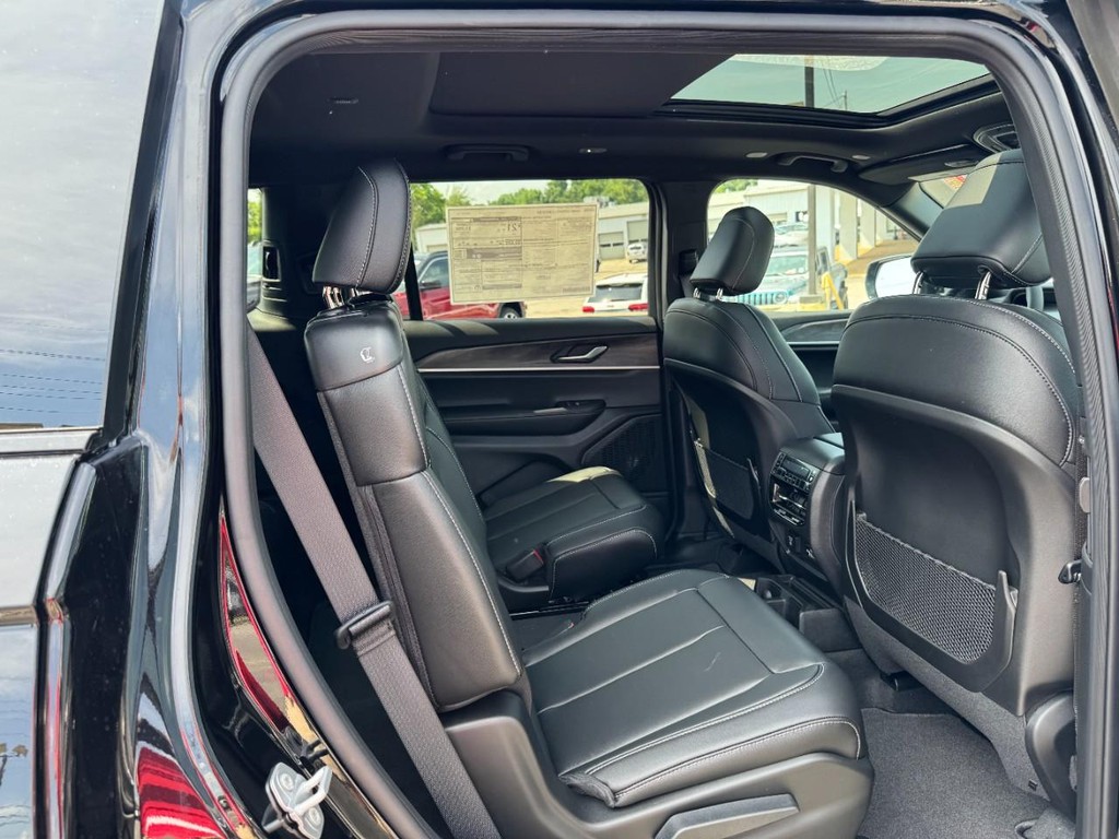 Jeep Grand Cherokee L Vehicle Full-screen Gallery Image 05