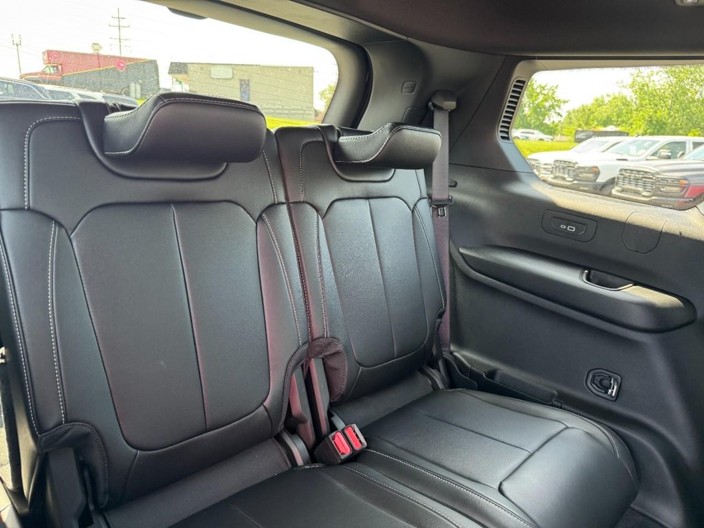 Jeep Grand Cherokee L Vehicle Full-screen Gallery Image 06