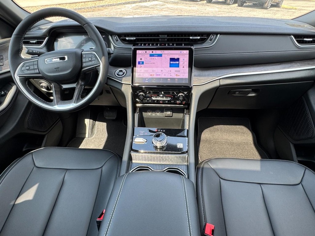 Jeep Grand Cherokee L Vehicle Full-screen Gallery Image 07