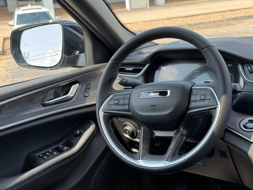 Jeep Grand Cherokee L Vehicle Full-screen Gallery Image 08