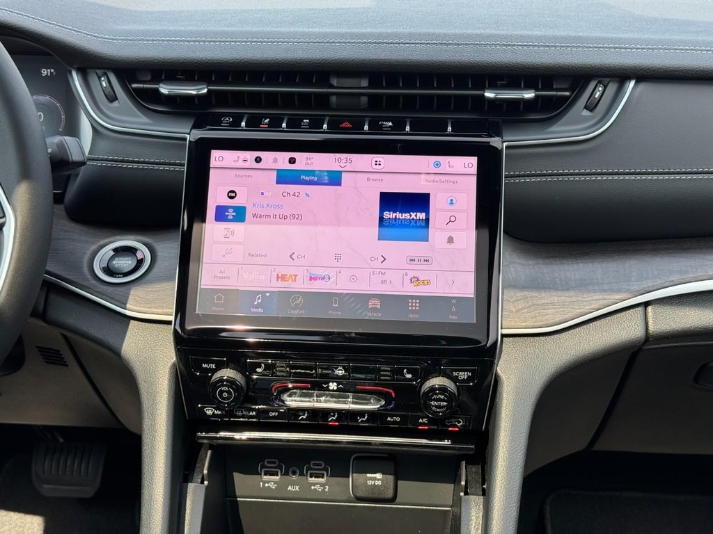 Jeep Grand Cherokee L Vehicle Full-screen Gallery Image 09