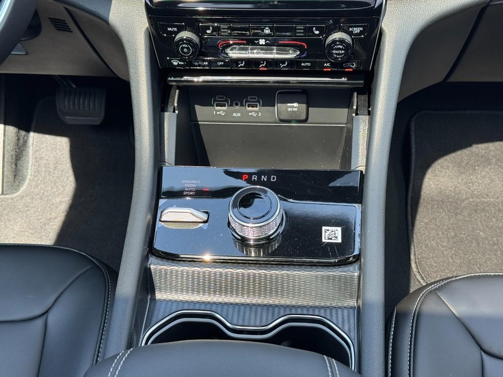 Jeep Grand Cherokee L Vehicle Full-screen Gallery Image 10