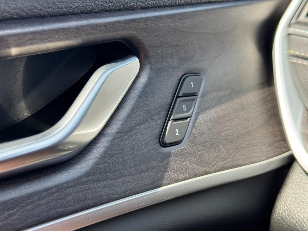 Jeep Grand Cherokee L Vehicle Full-screen Gallery Image 11