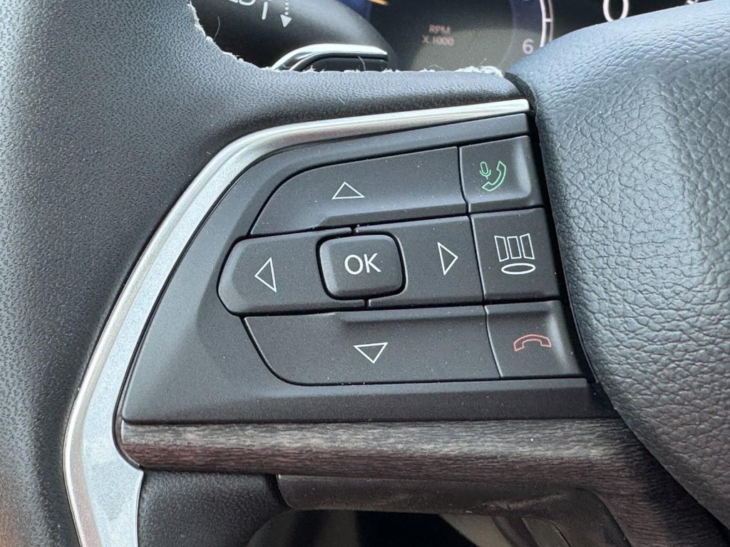 Jeep Grand Cherokee L Vehicle Full-screen Gallery Image 12