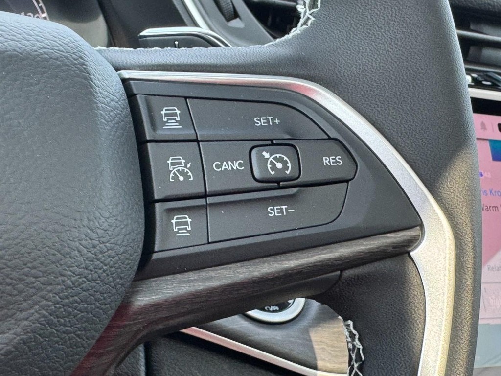 Jeep Grand Cherokee L Vehicle Full-screen Gallery Image 13