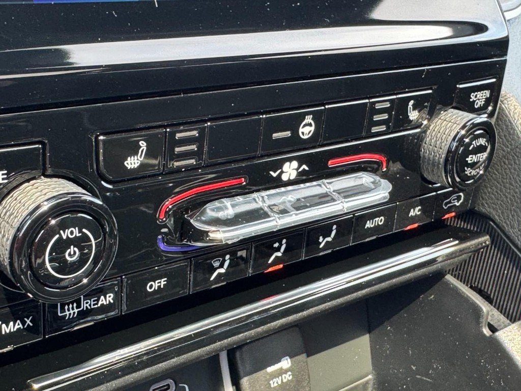 Jeep Grand Cherokee L Vehicle Full-screen Gallery Image 15