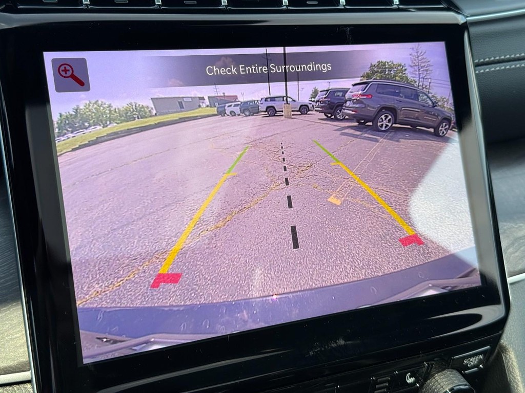 Jeep Grand Cherokee L Vehicle Full-screen Gallery Image 17