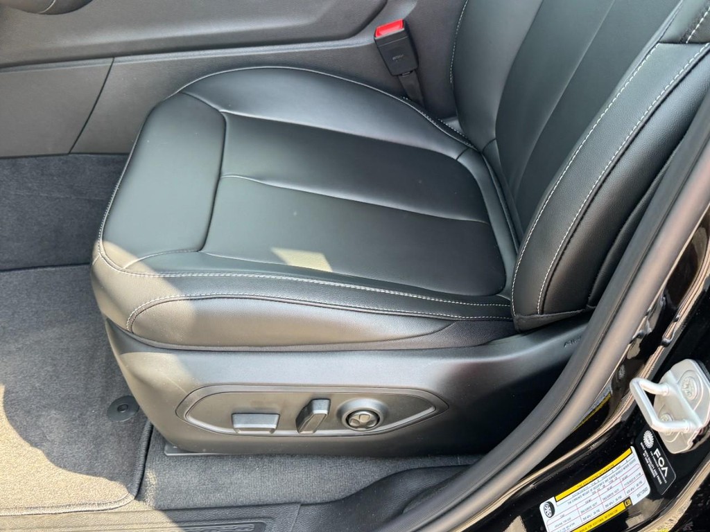 Jeep Grand Cherokee L Vehicle Full-screen Gallery Image 19