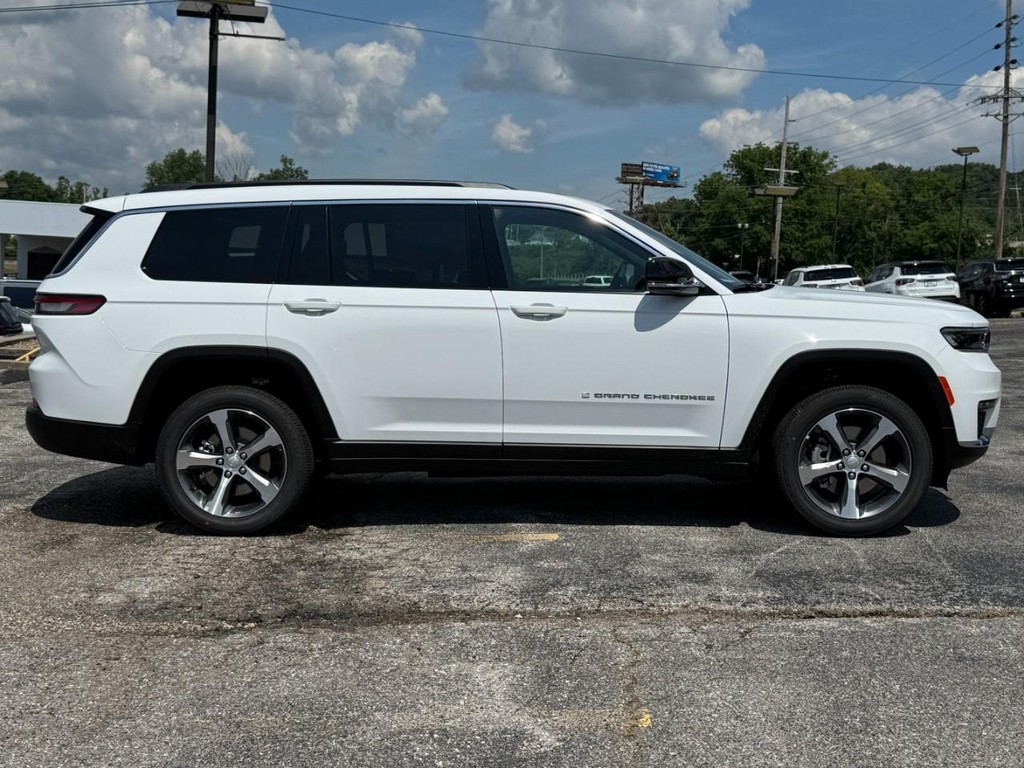 Jeep Grand Cherokee L Vehicle Full-screen Gallery Image 02