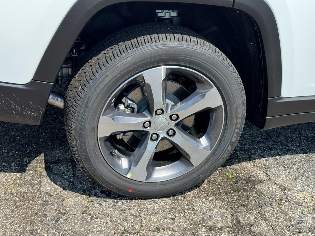 Jeep Grand Cherokee L Vehicle Full-screen Gallery Image 04