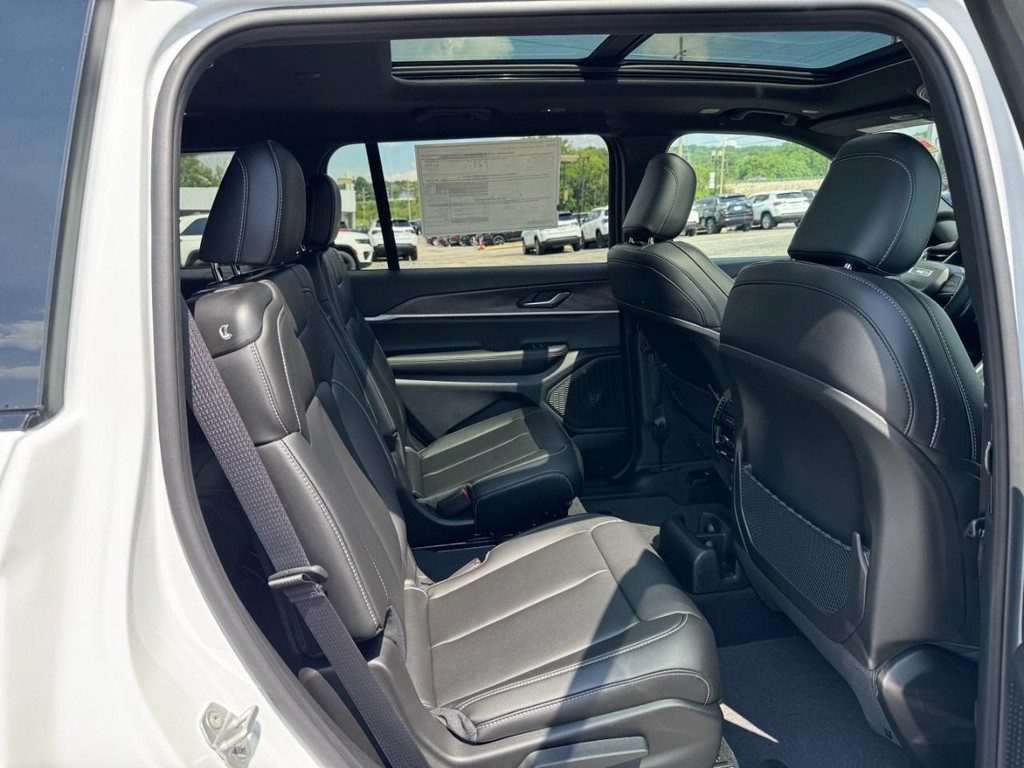 Jeep Grand Cherokee L Vehicle Full-screen Gallery Image 05