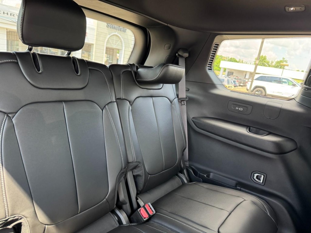 Jeep Grand Cherokee L Vehicle Full-screen Gallery Image 06