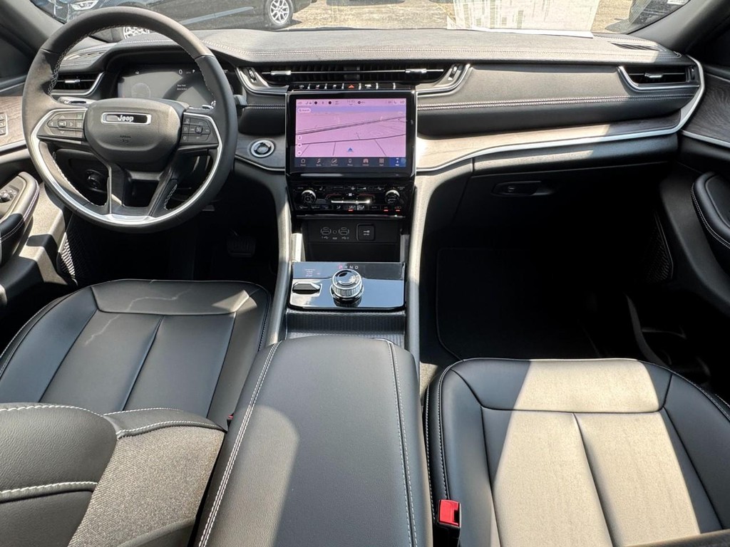 Jeep Grand Cherokee L Vehicle Full-screen Gallery Image 07