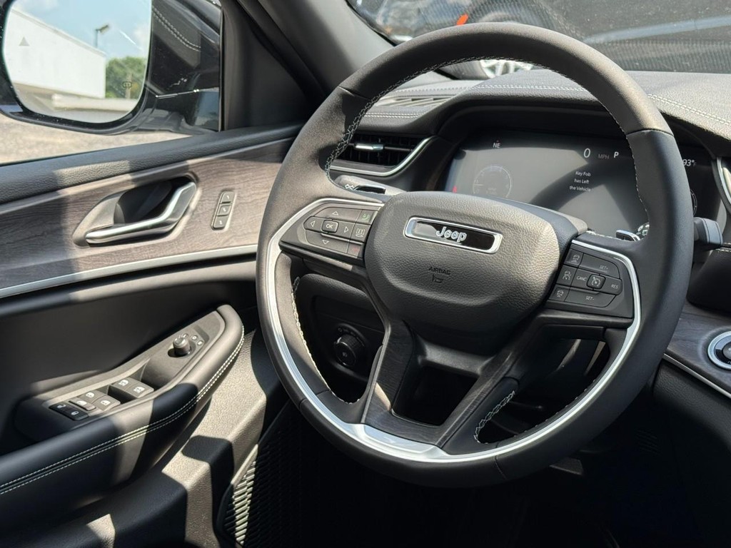 Jeep Grand Cherokee L Vehicle Full-screen Gallery Image 08