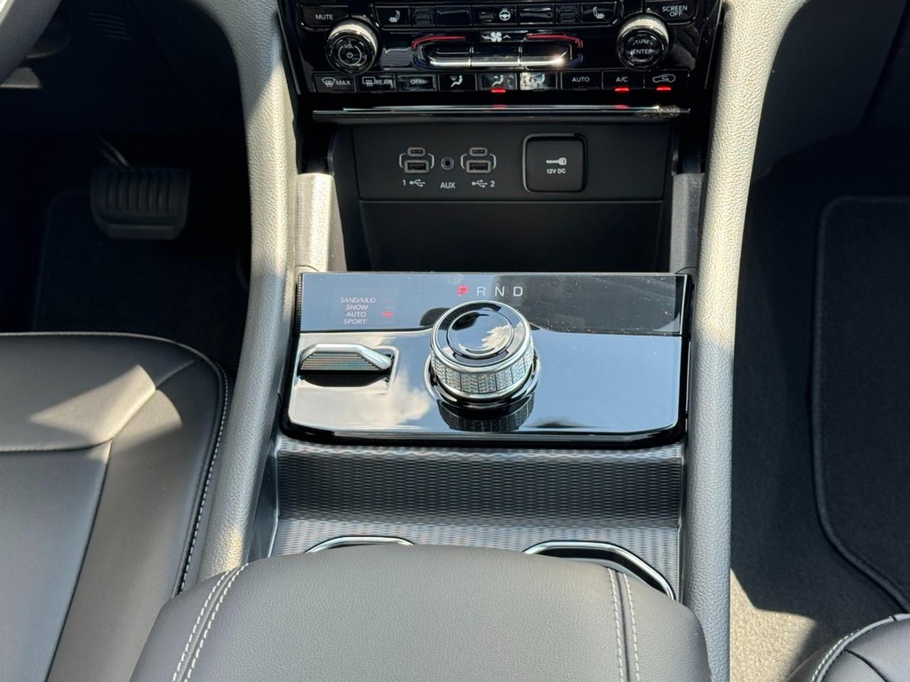 Jeep Grand Cherokee L Vehicle Full-screen Gallery Image 10