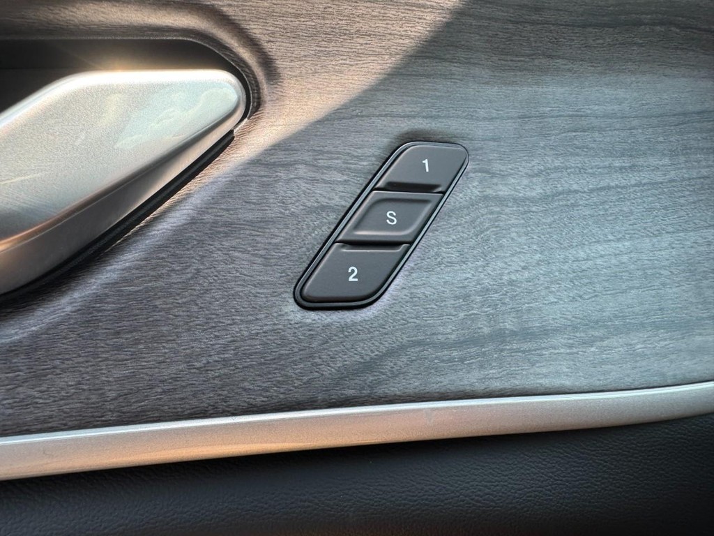 Jeep Grand Cherokee L Vehicle Full-screen Gallery Image 11