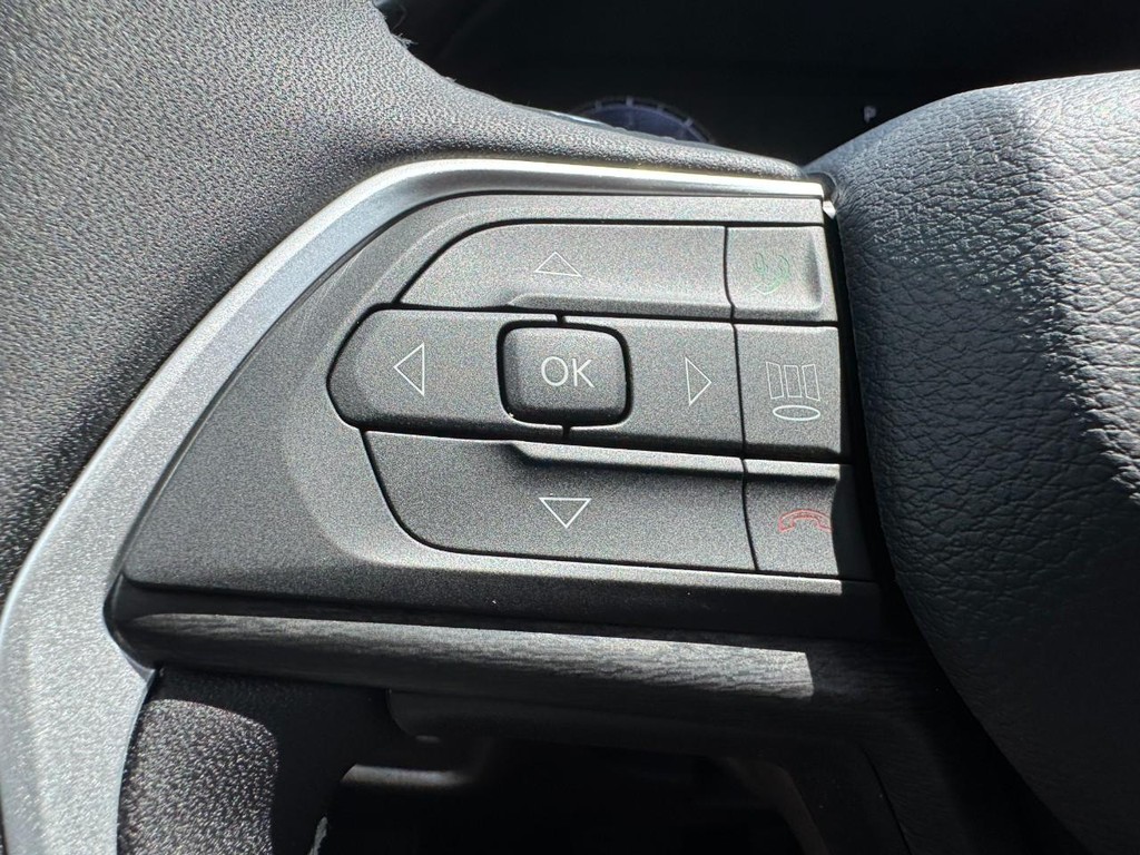 Jeep Grand Cherokee L Vehicle Full-screen Gallery Image 12