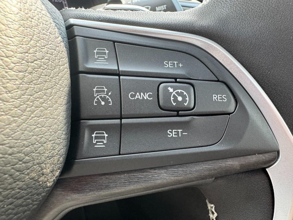 Jeep Grand Cherokee L Vehicle Full-screen Gallery Image 13